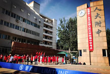 高考迎來"00后" 北京6萬余名考生走進(jìn)考場 7日上午，北京市6萬余名考生走進(jìn)91個考點(diǎn)參加高考，高考迎來“00后”時代。記者分赴北京多處考點(diǎn)，探訪開考首日情況。 【詳細(xì)】