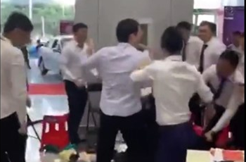 情侶4S店用麻將“八萬(wàn)”購(gòu)車(chē)被圍毆？抖音辟謠