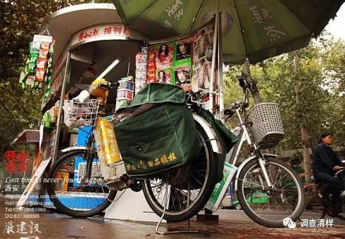 在此期間,《西安晚報(bào)》也不甘就此沉淪曾在1998年、1999年、2001年進(jìn)行了三次內(nèi)部改革,但因體制、觀念所限均無氣色,就在這頻頻的改革之中西安晚報(bào)竟然越走越艱難,當(dāng)時(shí)據(jù)說還出現(xiàn)了近二十年來的第一次虧損。