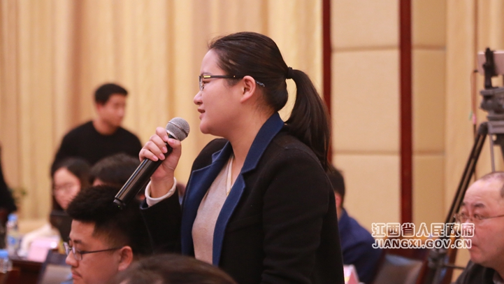 新法制報記者_副本.jpg 《關(guān)于保護企業(yè)家合法權(quán)益 激發(fā)優(yōu)秀企業(yè)家精神的實施意見》政策解讀新聞發(fā)