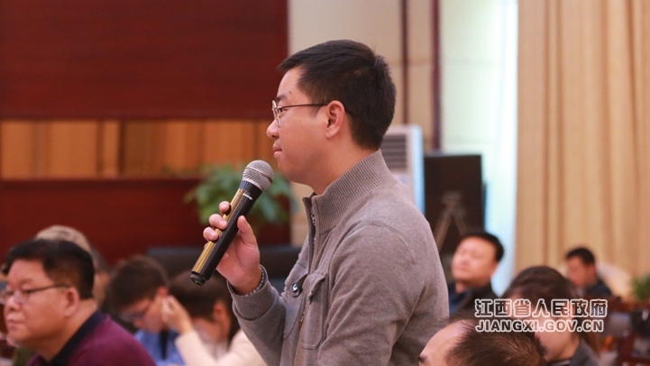 江西日報記者2_副本.jpg 《關(guān)于保護企業(yè)家合法權(quán)益 激發(fā)優(yōu)秀企業(yè)家精神的實施意見》政策解讀新聞發(fā)