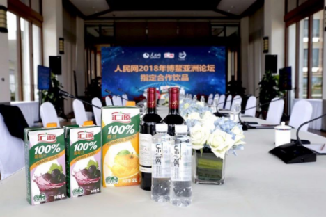 5月的中國品牌日,匯源登上人民日報整版,發出“我是匯源,我是中國品牌”的誓言。同時,整版海報以二維碼的形式鏈接720°VR全景視頻,引導大眾在VR世界中一覽匯源生產車間、科研場所、農業產業園等內容,深化他們對匯源品牌形象的多元化認知。這一營銷舉措承接年初系列傳播舉動,并進一步深化匯源在主流語境之中的品牌傳播,令人印象深刻。