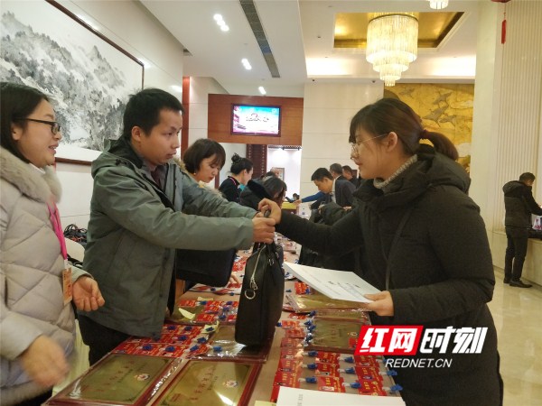 長沙進(jìn)入“兩會時間” 委員報到個個有備而來