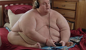 630斤宅男被母親趕出門 整天赤身打游戲，自稱吃到死