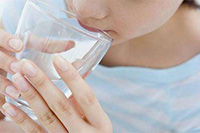 盛夏要喝溫開水夏天，應該養成喝溫開水的習慣，盡量少喝或不喝冷水或冷飲。與體溫相近的溫水分子能較快排列整齊地進入腸壁，所以能解渴。另外，喝了溫飲出點汗，可帶走體內部分熱量，這樣飲水對身體無害。【詳細】衛生健康