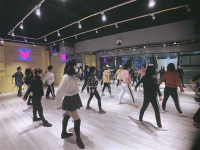 成都各公司紛紛準(zhǔn)備年會(huì)舞蹈節(jié)目 舞蹈老師迎授課高峰