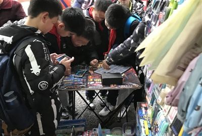 小學生正在玩游戲