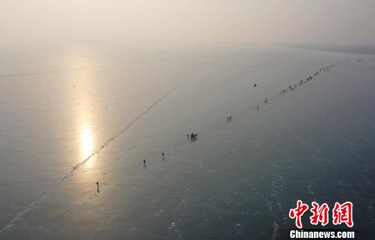2019年1月19日，航拍新疆博湖縣全民冰上馬拉松比賽?！∧昀?攝