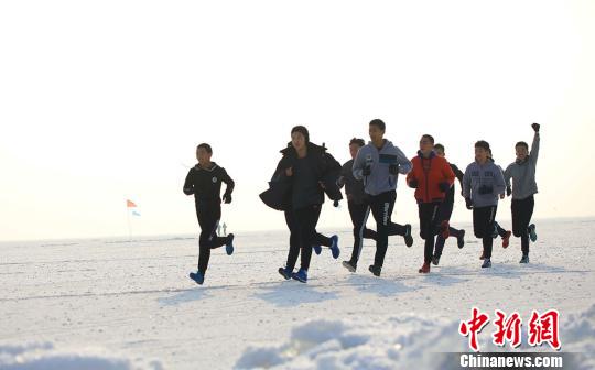 19日，800余名冰上馬拉松競賽選手 “全副武裝”前行，他們在千里冰封的博斯騰湖面上劃出一條閃亮的軌跡?！∧昀?攝