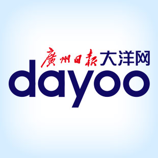 廣州城區道路兩旁大葉紫薇盛情綻放