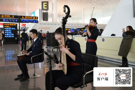 春運(yùn)首日，東航帥哥美女用歌舞為旅客送上祝福