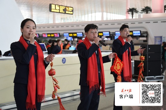 春運(yùn)首日，東航帥哥美女用歌舞為旅客送上祝福
