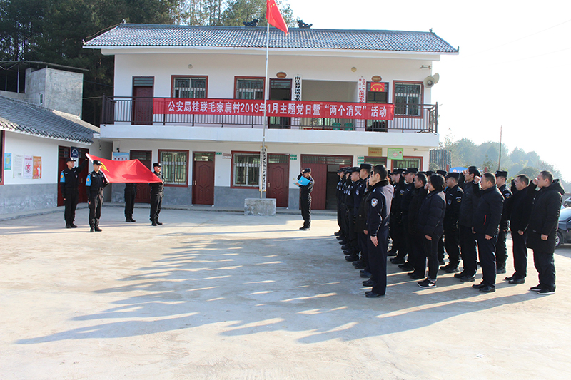【脫貧攻堅在行動】南江百余民警放下“鋼槍”拿鋤頭 下到田間地頭開展主題黨日活動（圖）