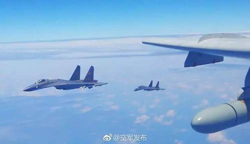 資料圖片：2018年4月19日，空軍組織多架轟炸機、偵察機成體系“繞島巡航”。（@空軍發布）