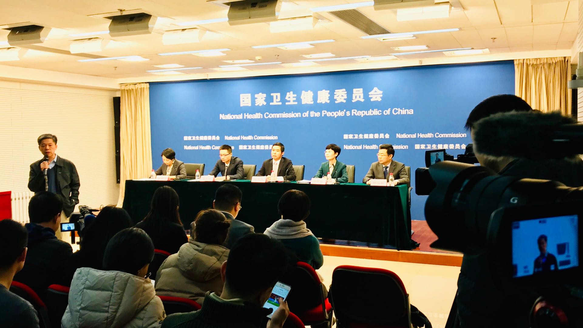 春節前這場衛健委發布會有多火:主席臺記者席全坐滿 專家拿礦泉水瓶現場“