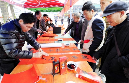 書法家為市民書寫春聯。
