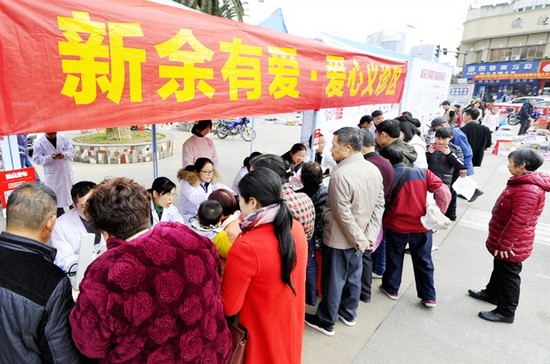 市人民醫院的醫生為市民義診。