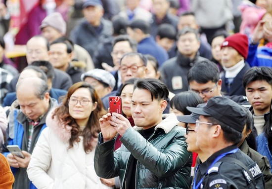 現場觀眾記錄精彩時刻。