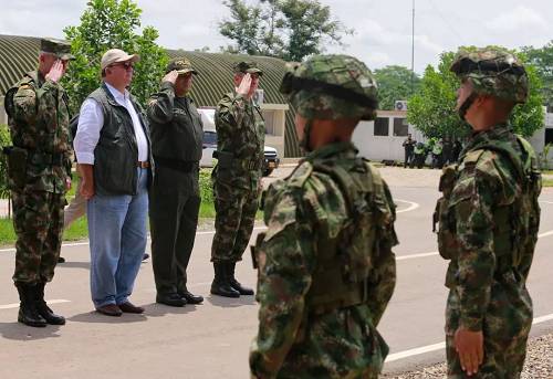 資料圖片:2018年4月27日,哥倫比亞卡塔通博,哥倫比亞國防部長Luis Carlos Villegas視察Tibu的軍事基地。(視覺中國)