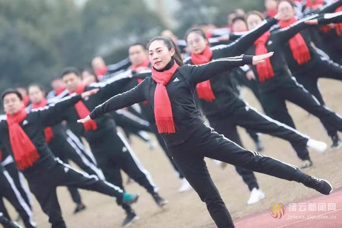 競技場上 奔跑迎新