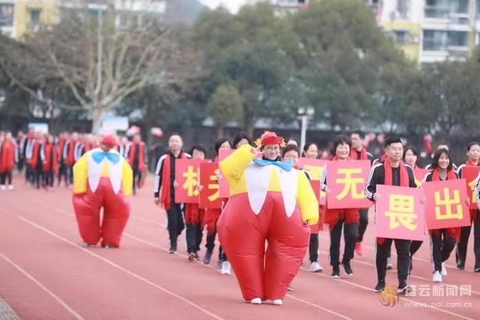 競技場上 奔跑迎新