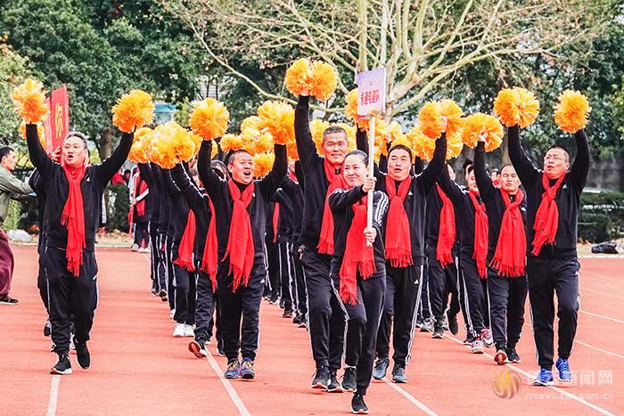 競技場上 奔跑迎新