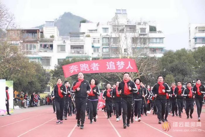 競技場上 奔跑迎新