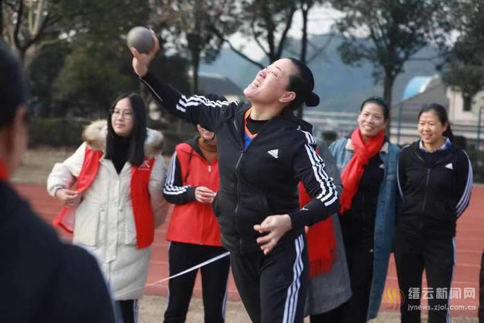 競技場上 奔跑迎新