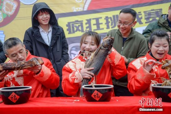 大胃王爭(zhēng)霸賽 女孩為奪冠狂啃臘魚