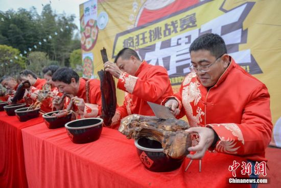 大胃王爭(zhēng)霸賽 女孩為奪冠狂啃臘魚