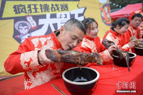 大胃王爭(zhēng)霸賽 女孩為奪冠狂啃臘魚