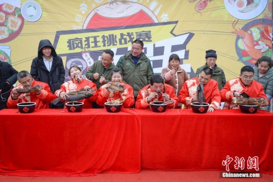 大胃王爭(zhēng)霸賽 女孩為奪冠狂啃臘魚