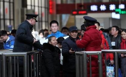 鄭州鐵路今日迎來節前客流高峰 預計發送旅客33.5萬人