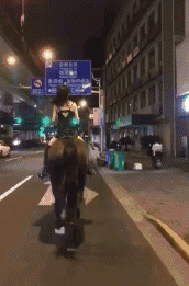 吊帶美女深夜上海鬧市騎馬 抖音疑似騎馬女已扒出