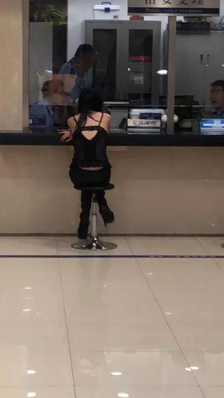  騎馬女子在派出所內接受調查