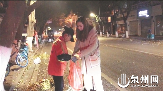 除夕凌晨一群“80后” 自發走上街頭送溫暖