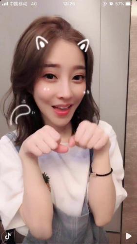 人氣主播馮提莫在表演“學貓叫” 圖片來源：抖音截圖