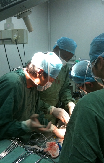 鄭黎明醫生在進行手術。