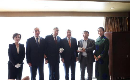 中國(guó)圍棋協(xié)會(huì)贈(zèng)送巴赫云子圍棋