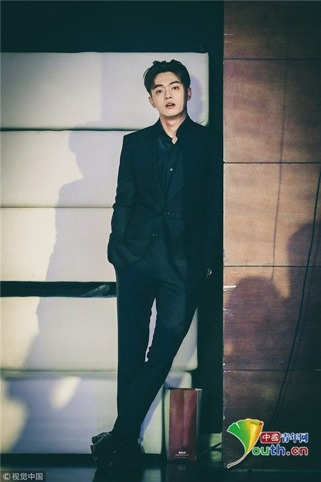 太撩人！許凱出席發布會 捂嘴偷笑帥氣逼人