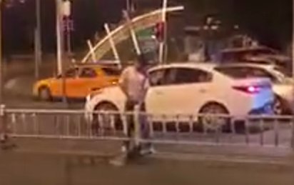 一尿惹拘留！男子在三亞一十字路口隨地小便被警方頂格處罰