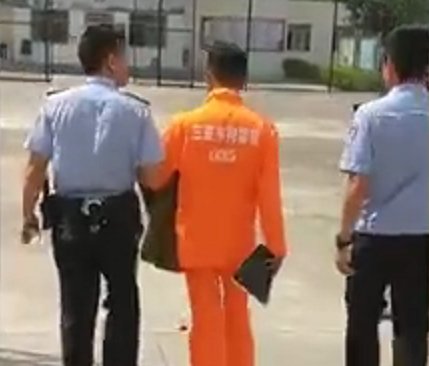 一尿惹拘留！男子在三亞一十字路口隨地小便被警方頂格處罰