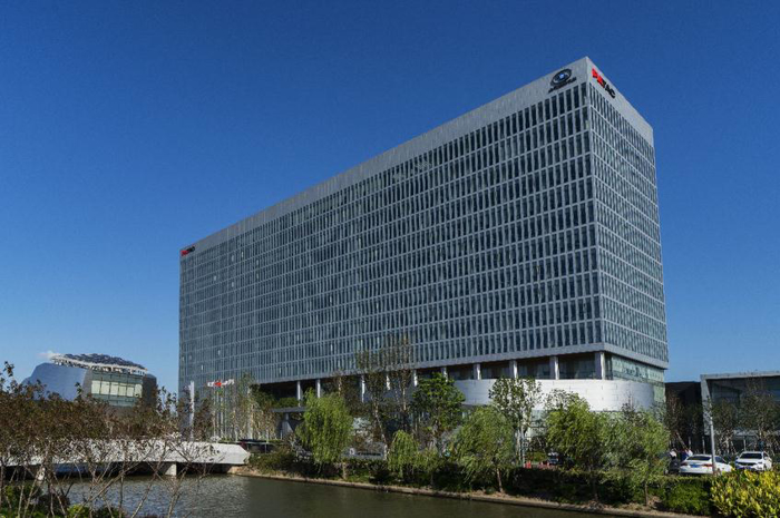 泛亞金橋園區于今年4月正式投入使用，聚焦于未來前瞻設計、造型及工程研發能力的提升，擁有前瞻及造型設計開發、軟件中心、前期架構開發、縮比模型風洞、電子電器開發等眾多關鍵研發設備。目前研發體系已形成1個泛亞，2個園區（金橋園區-工程協同、造型設計及軟件開發園區；唐鎮園區-整車及子系統、零部件開發驗證園區），3個分中心（沈陽、煙臺、武漢），4個試驗基地（廣德試車場、黑河寒區試驗基地、吐魯番熱區試驗基地和格爾木高原試驗基地）的布局。