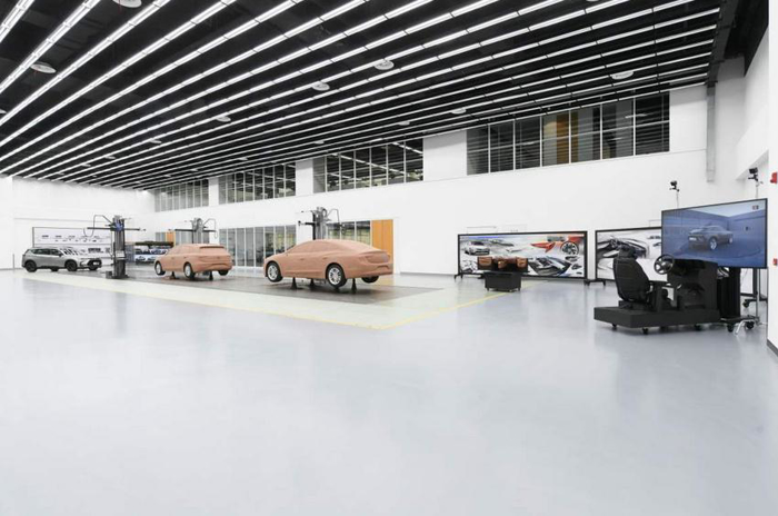 泛亞金橋園區于今年4月正式投入使用，聚焦于未來前瞻設計、造型及工程研發能力的提升，擁有前瞻及造型設計開發、軟件中心、前期架構開發、縮比模型風洞、電子電器開發等眾多關鍵研發設備。目前研發體系已形成1個泛亞，2個園區（金橋園區-工程協同、造型設計及軟件開發園區；唐鎮園區-整車及子系統、零部件開發驗證園區），3個分中心（沈陽、煙臺、武漢），4個試驗基地（廣德試車場、黑河寒區試驗基地、吐魯番熱區試驗基地和格爾木高原試驗基地）的布局。